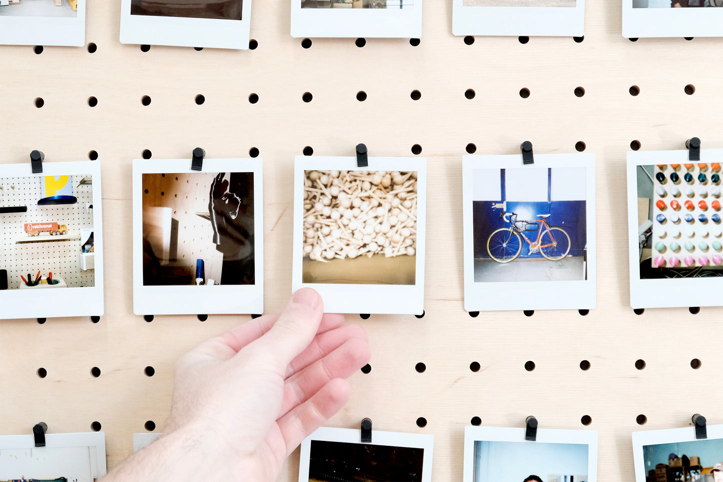 Pegboard Photowall Quark – Le mur de photos pour vos bureaux pour sublimer votre espace