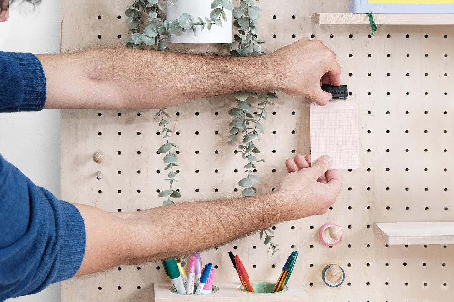 Pegboard autoportant et mobile sur roulettes