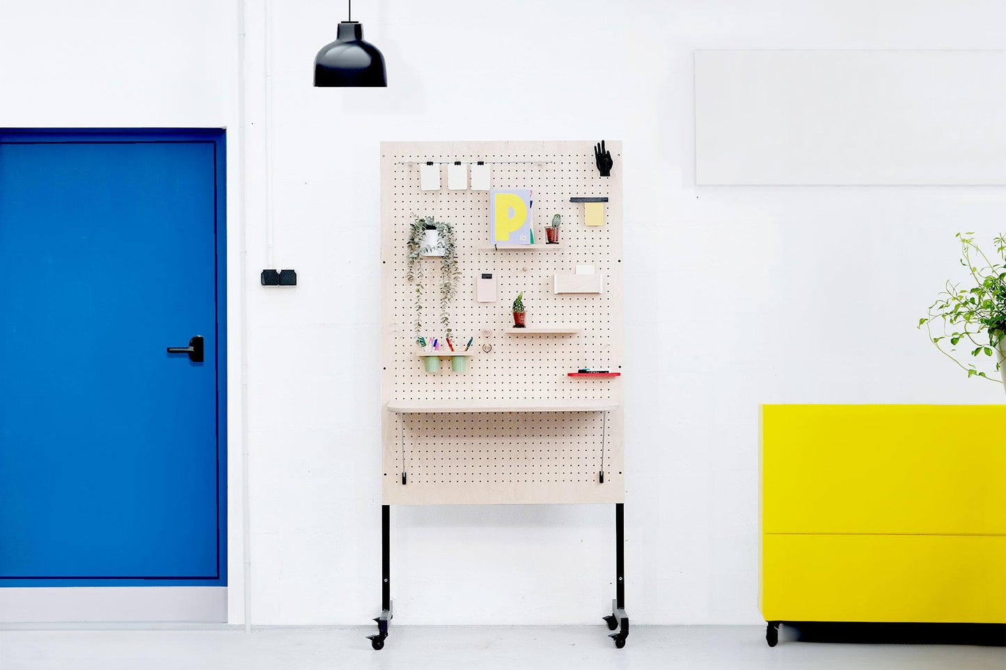 Pegboard autoportant et mobile sur roulettes