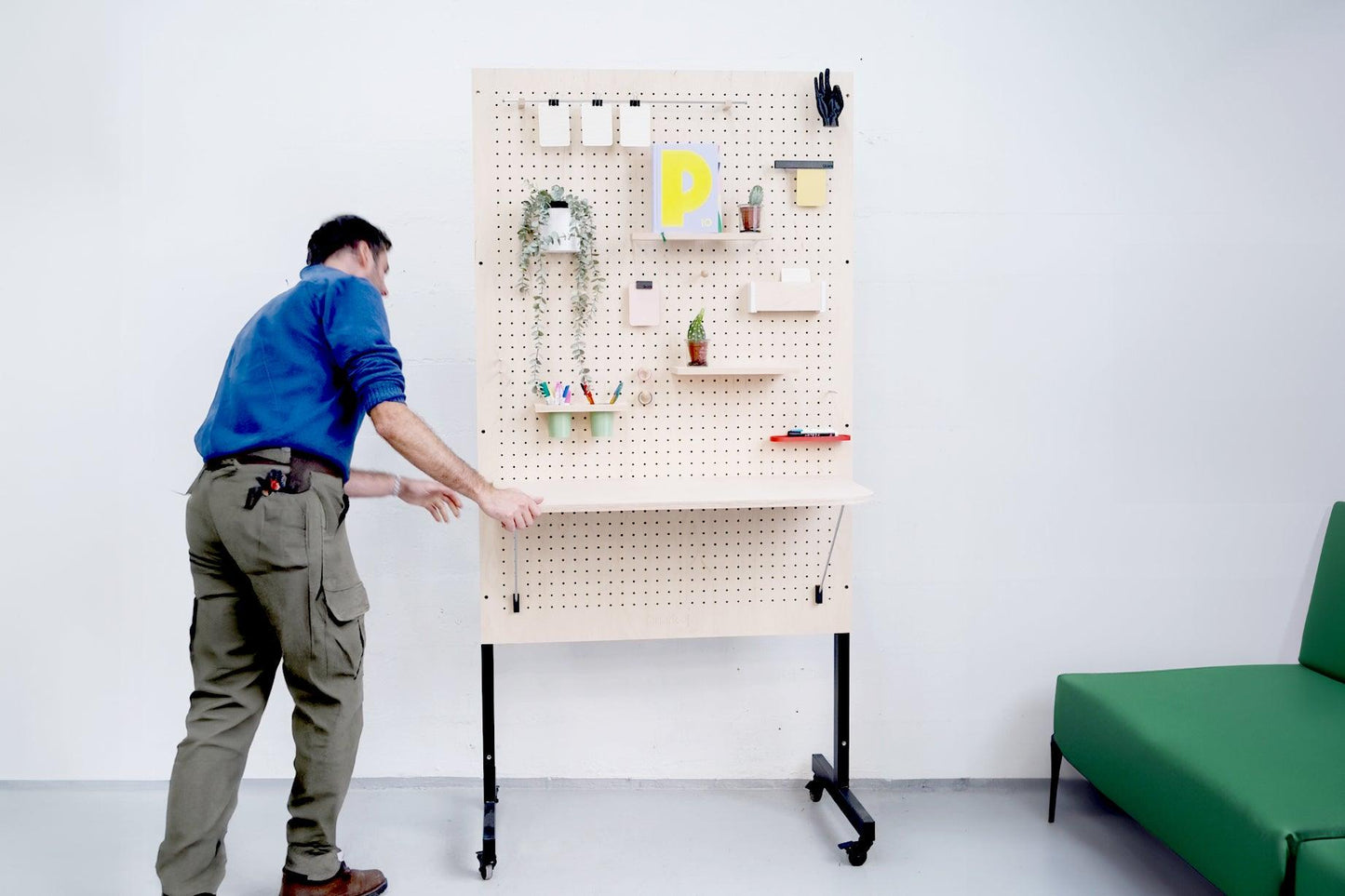 Pegboard FlexiMove: The mobile wall on casters made in France