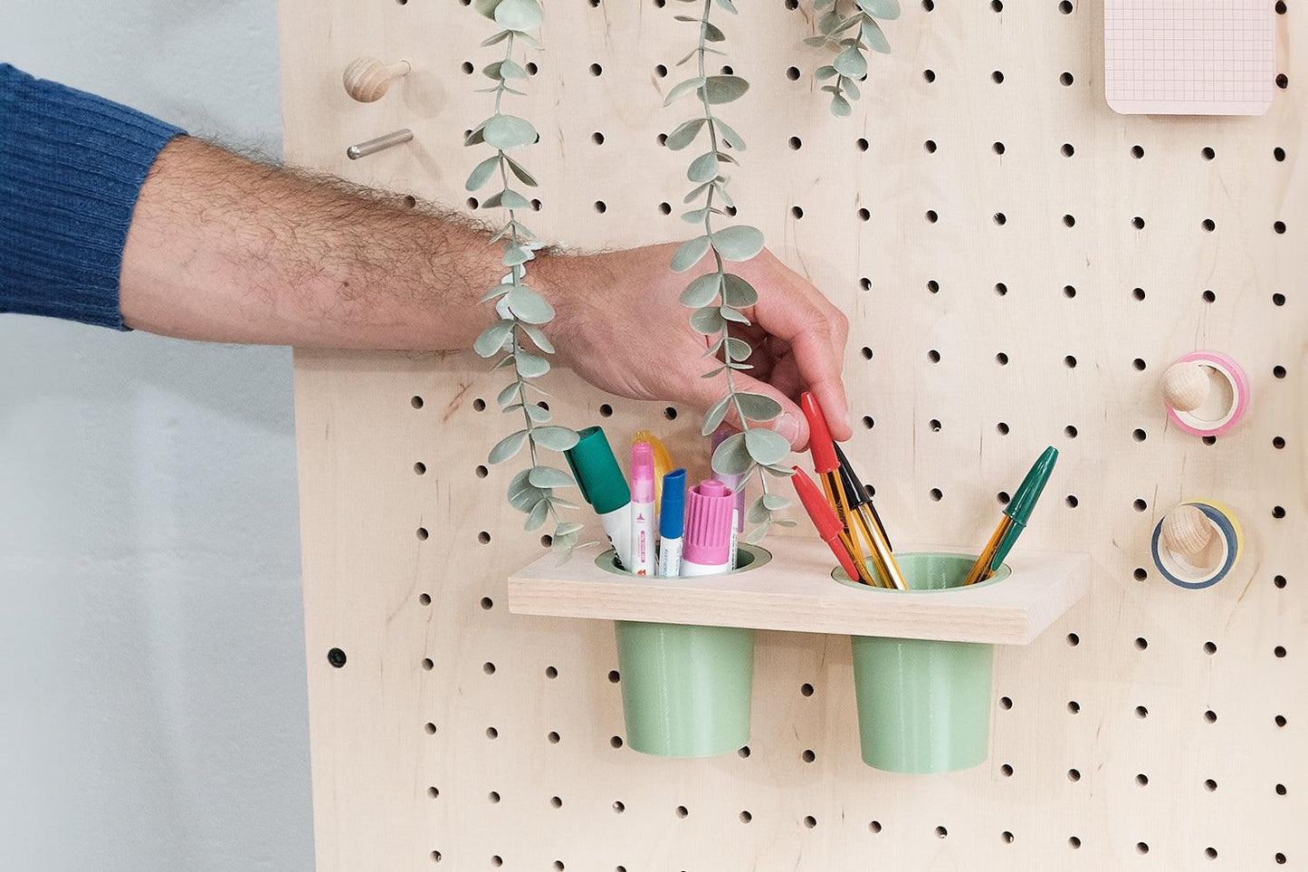 Pegboard FlexiMove: The mobile wall on casters made in France