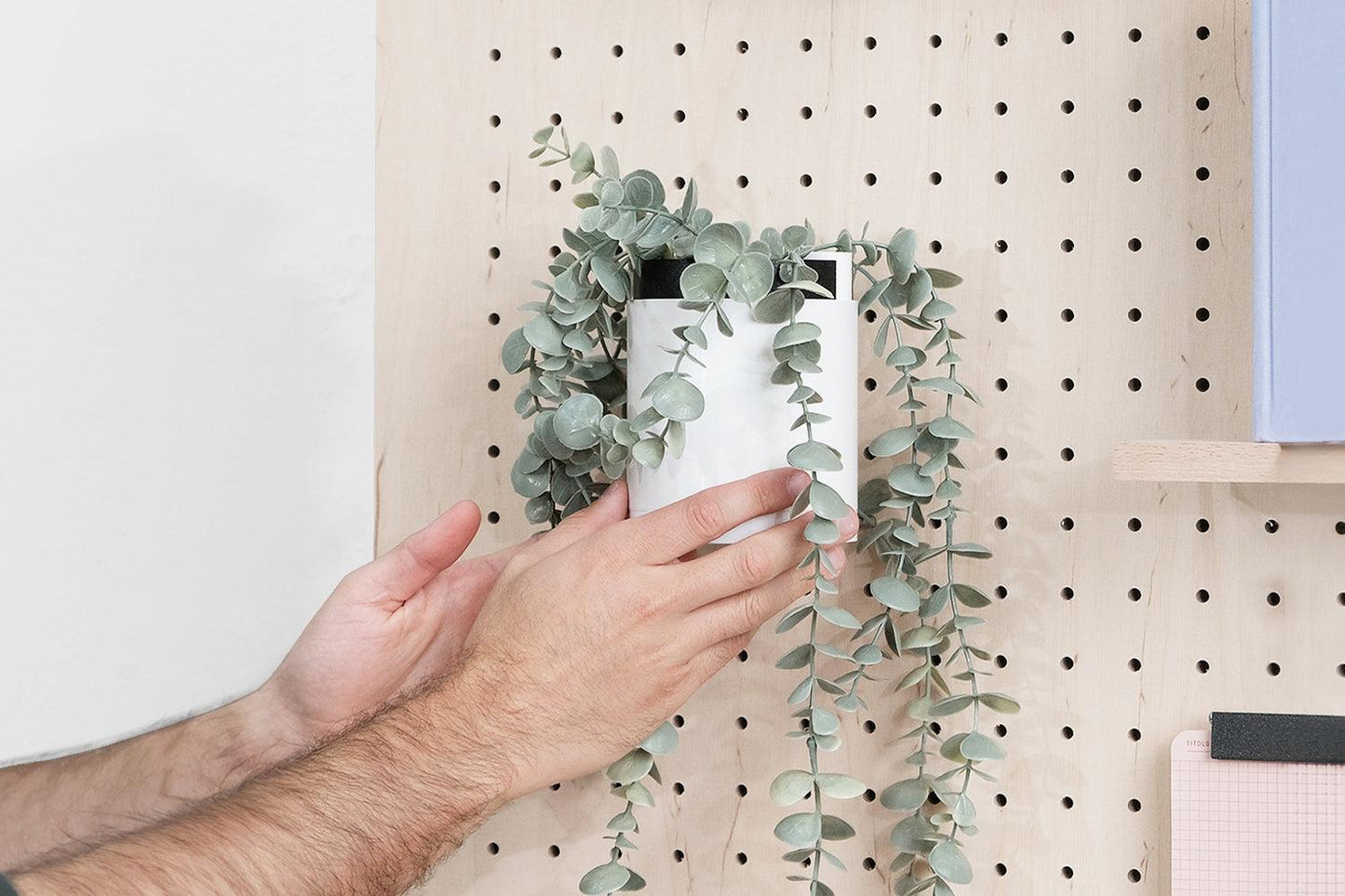 Pegboard FlexiMove: The mobile wall on casters made in France