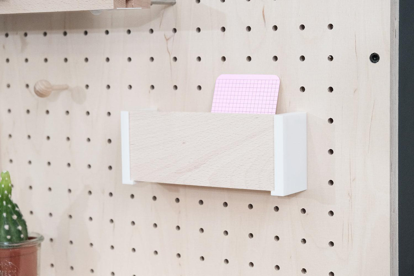 Pegboard autoportant et mobile sur roulettes