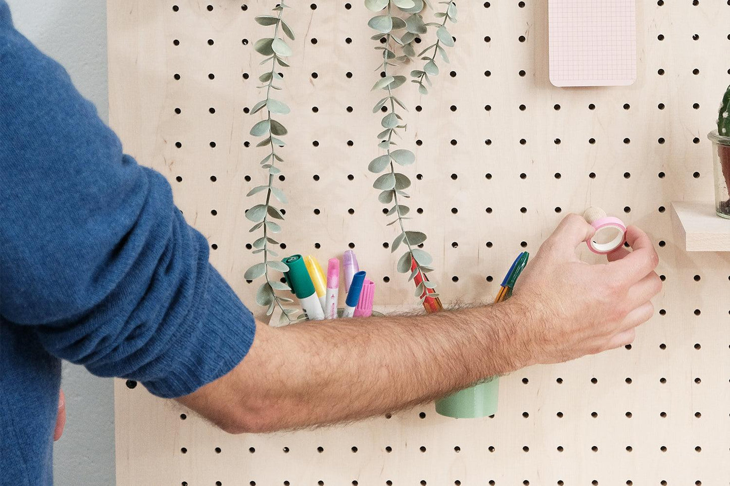 Pegboard autoportant et mobile sur roulettes