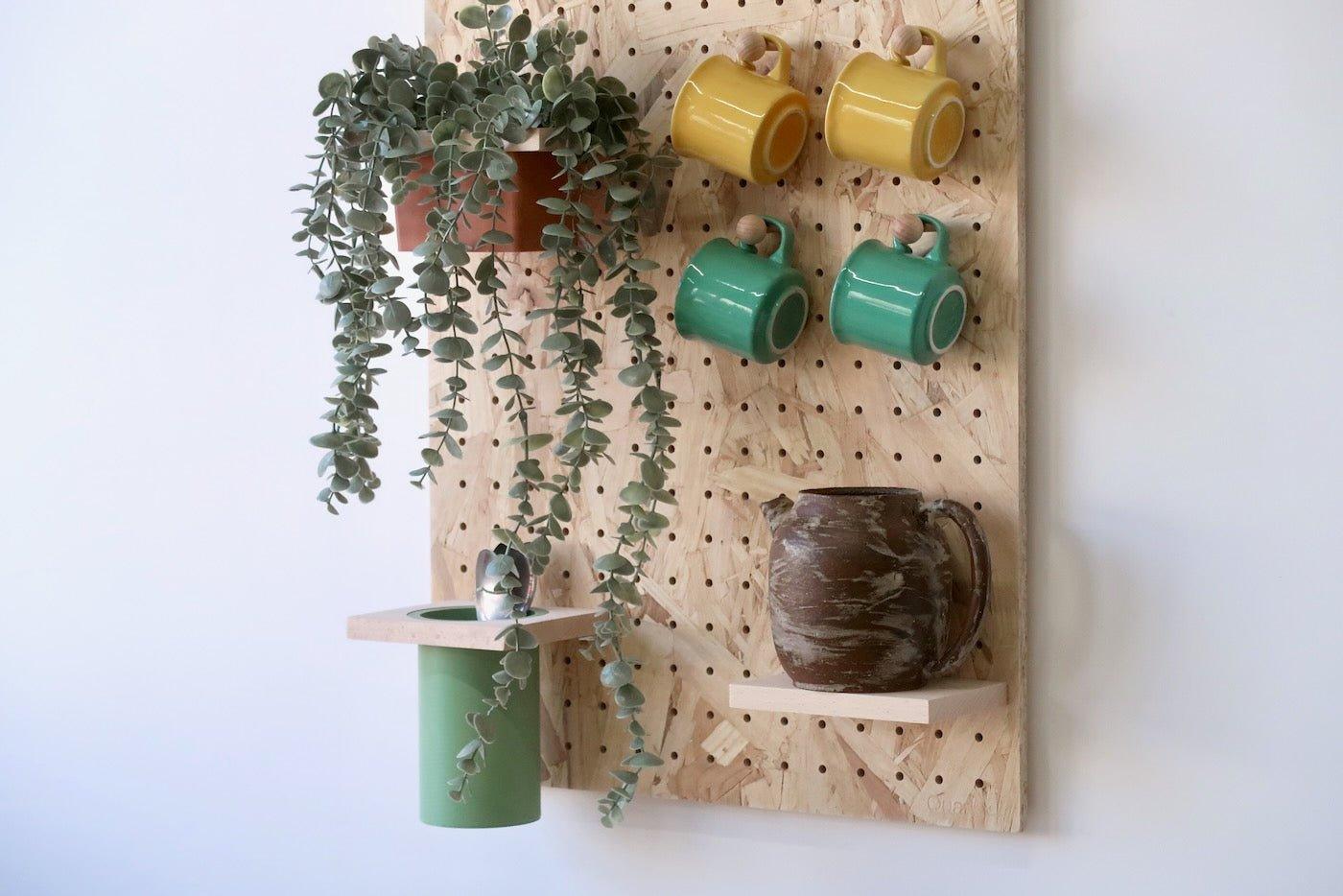 All-in-one: the 96 x 48 cm Pegboard Kit + desk set: perfect for an