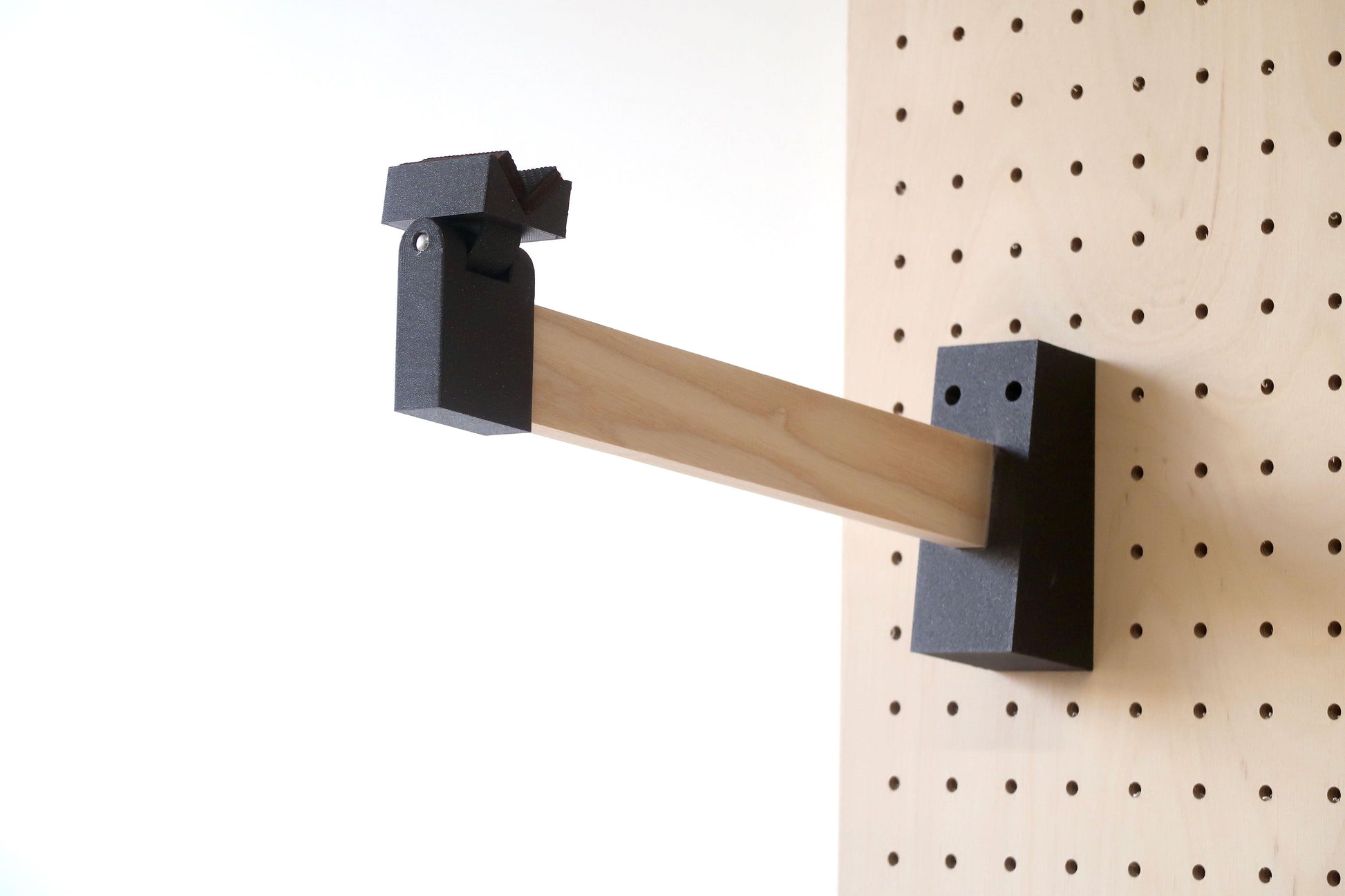Support pratique en bois pour les marteaux dans l'atelier